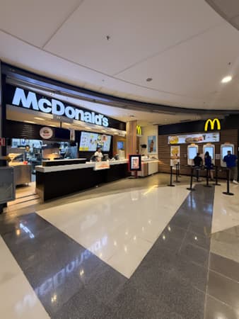 Imagem de interna da loja mc donald´s