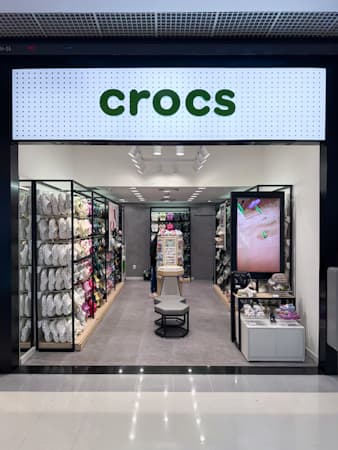 Imagem de interna da loja crocs