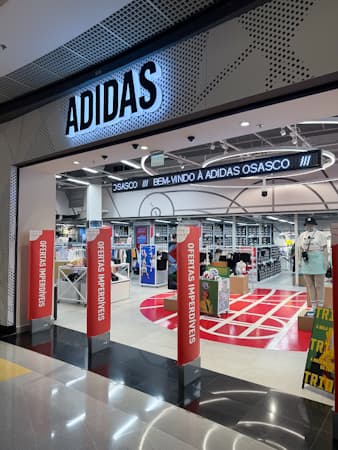 Imagem de interna da loja adidas