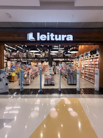 Imagem de interna da loja livraria leitura