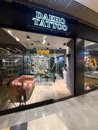 Imagem de interna da loja daehoo tattoo