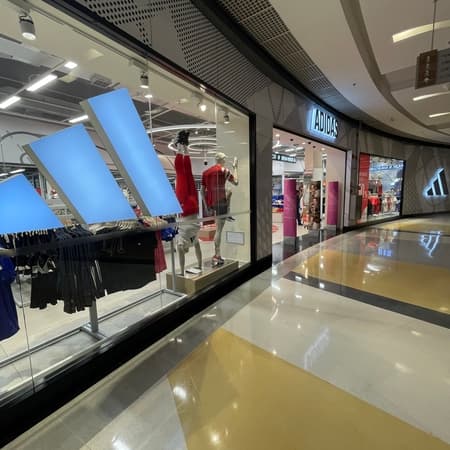 Imagem de interna da loja adidas  