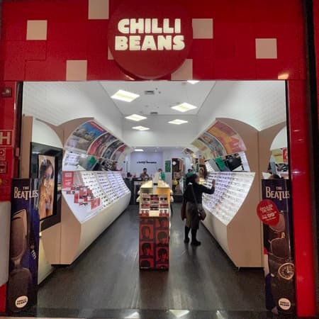 Logo da loja chilli beans  