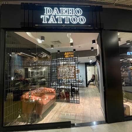 Logo da loja daeho tattoo  