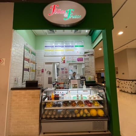 Logo da loja folhas e frutos  