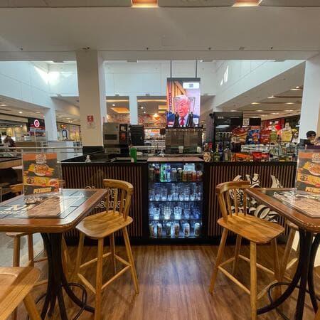 Imagem de interna da loja nkoz cervejaria artesanal  